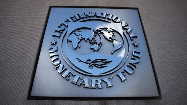 A sign with the International Monetary Fund logo on the wall of the IMF building - Sputnik International