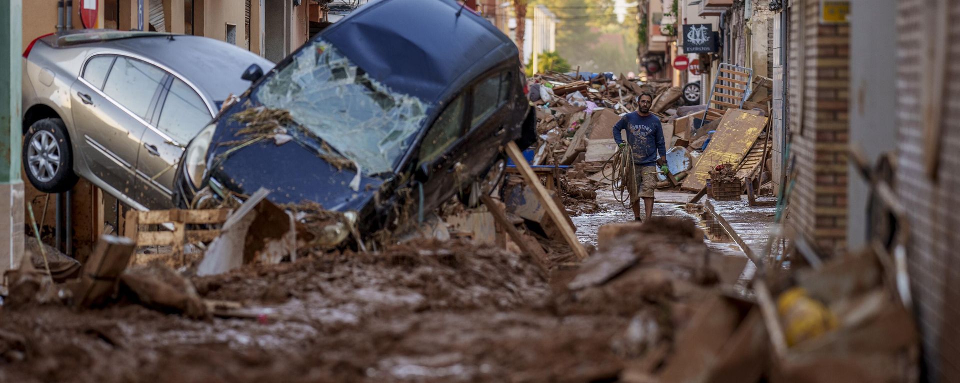 A man walks through a street affected by floods in Valencia, Spain, Saturday, Nov. 2, 2024. A man walks through a street affected by floods in Valencia, Spain, Saturday, Nov. 2, 2024. - Sputnik International, 1920, 02.11.2024