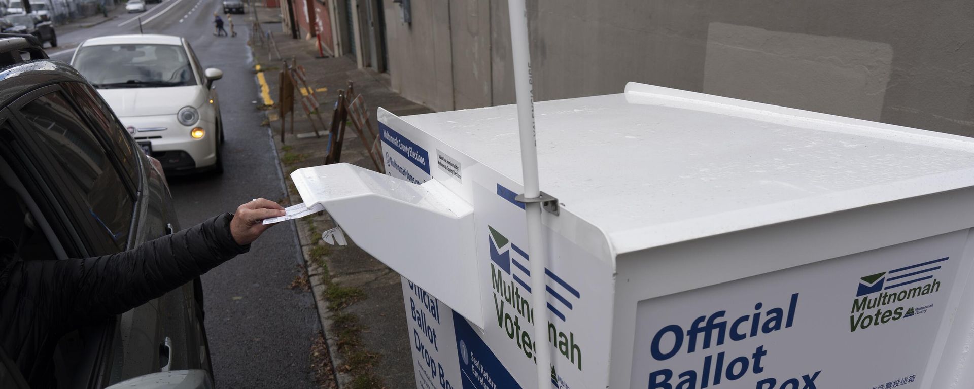 A person drops off their 2024 election ballot at a newly installed drop box outside the Multnomah County Elections Division office on Monday, Oct. 28, 2024, in Portland, Ore. A person drops off their 2024 election ballot at a newly installed drop box outside the Multnomah County Elections Division office on Monday, Oct. 28, 2024, in Portland, Ore. - Sputnik International, 1920, 04.11.2024