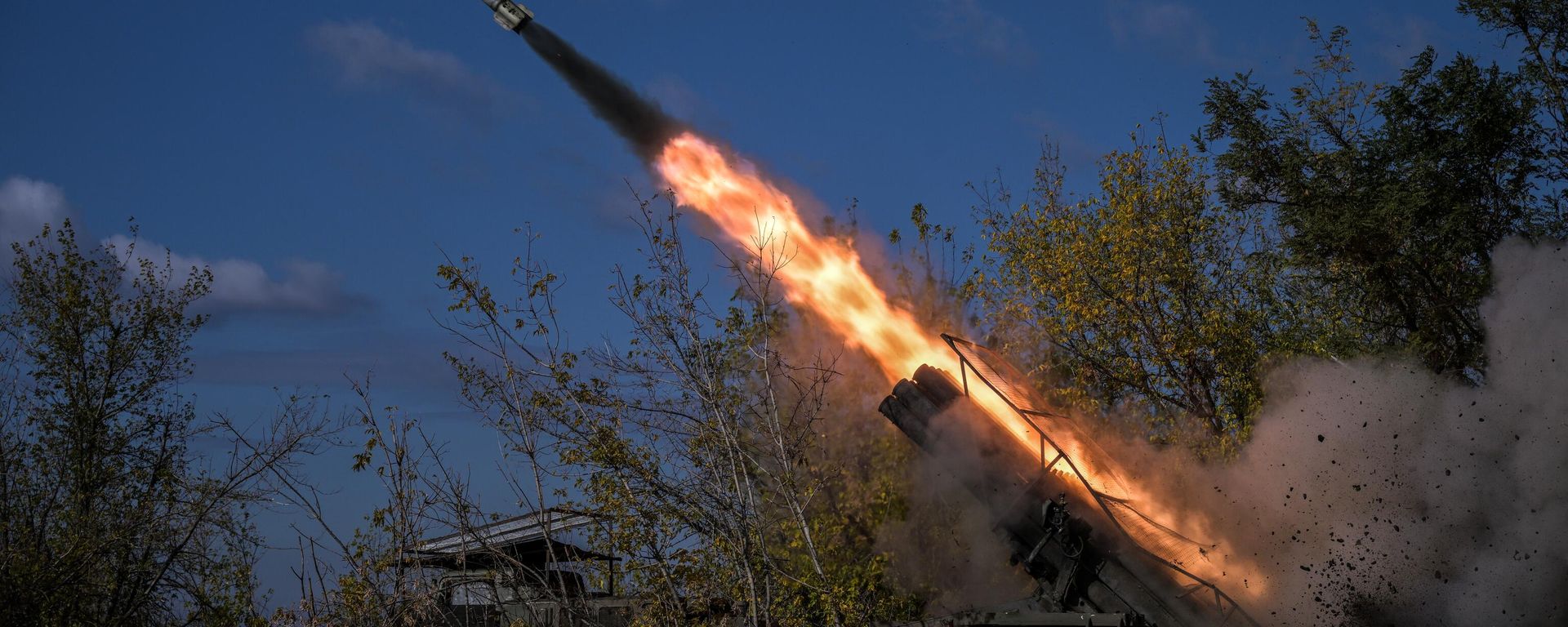 Russian servicemen fire a BM-27 9K57 Uragan (Hurricane) multiple rocket launcher towards Ukrainian positions  - Sputnik International, 1920, 20.11.2024