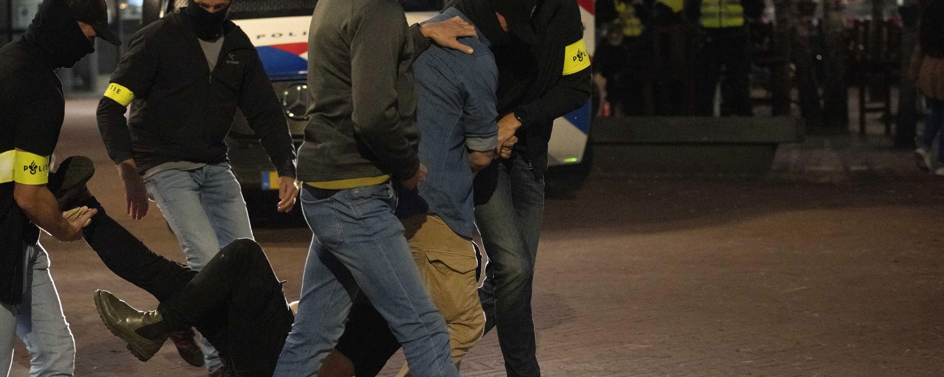 Police carry a demonstrator during a pro-Palestinian demonstration following a pro-Israeli commemoration in Amsterdam, Netherlands. Police carry a demonstrator during a pro-Palestinian demonstration following a pro-Israeli commemoration in Amsterdam, Netherlands. - Sputnik International, 1920, 08.11.2024