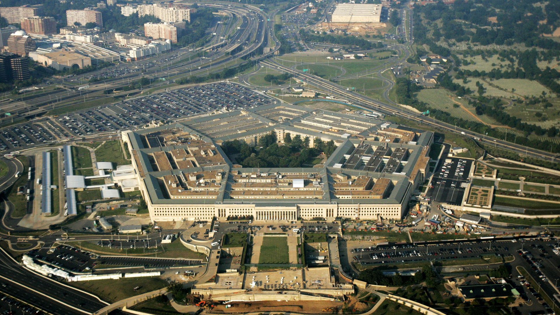 An aerial view of the Pentagon as seen from an airplane, Thursday, Sept. 1, 2005, over Arlington, Va.  - Sputnik International, 1920, 17.06.2025