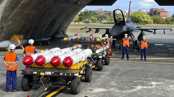 Military personnel stand next to US Harpoon A-84, anti-ship missiles and AIM-120 and AIM-9 air-to-air missiles prepared for a weapon loading drills in front of a U.S. F-16V fighter jet at the Hualien Airbase in Taiwan's southeastern Hualien county, Wednesday, Aug. 17, 2022.  - Sputnik International