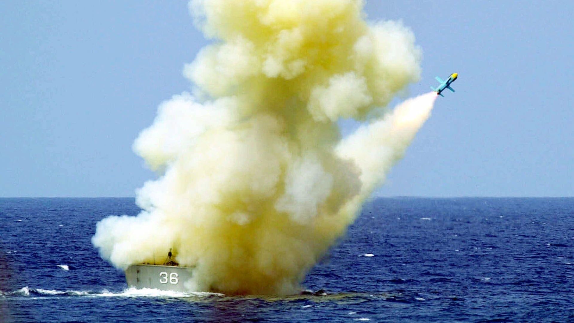 A Taiwan Navy FAB (Fast Attack Boat) launches a Brave Wind anti-ship missile off the southern coast of Taiwan during a military exercise, Friday, April 20, 2001, in Pingtung County. - Sputnik International, 1920, 11.11.2024