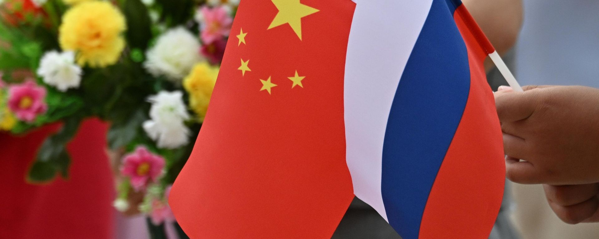 Russian and Chinese flags. File photo - Sputnik International, 1920, 25.11.2025