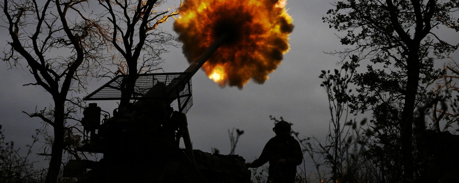 Russian servicemen fire a 2S7 Malka self-propelled howitzer towards Ukrainian positions near Krasnoarmeisk - Sputnik International, 1920, 02.09.2026