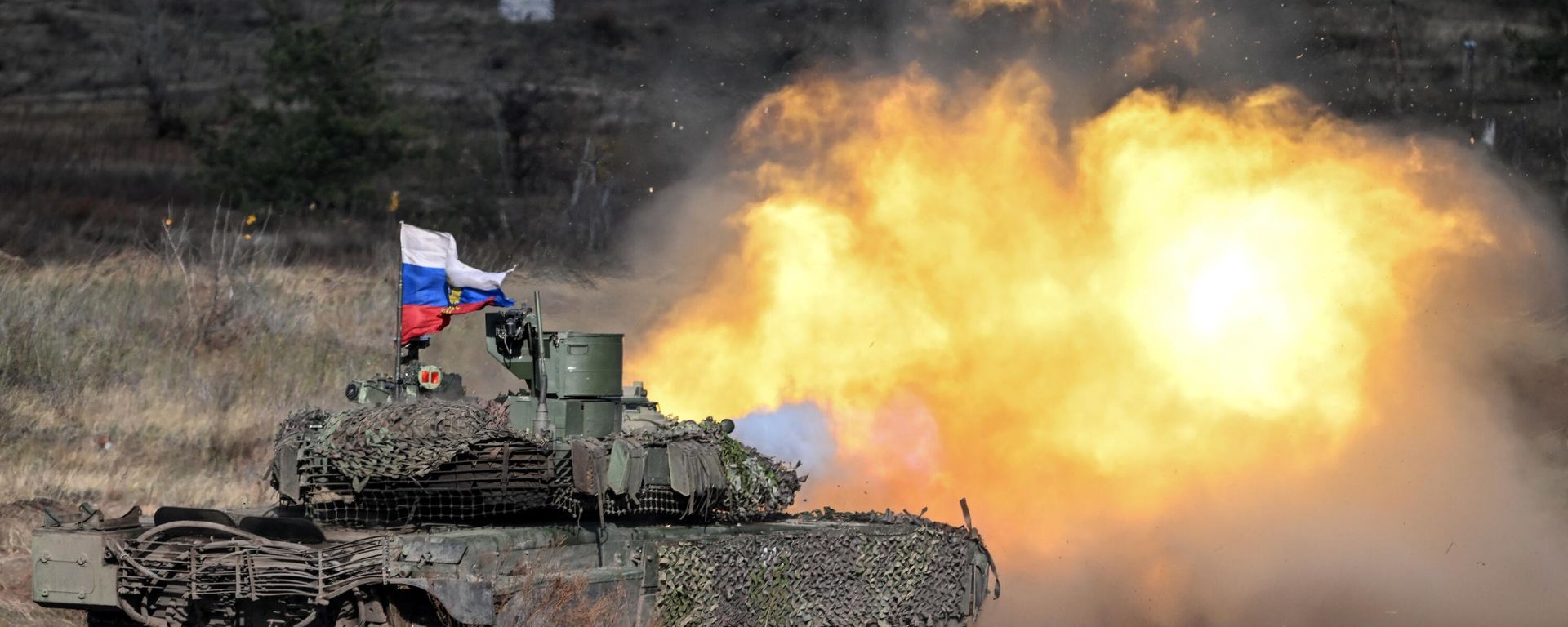 A Russian Army T-90 M Proryv (Breakthrough) tank fires at a training ground in the course of Russia's military operation - Sputnik International, 1920, 02.08.2025