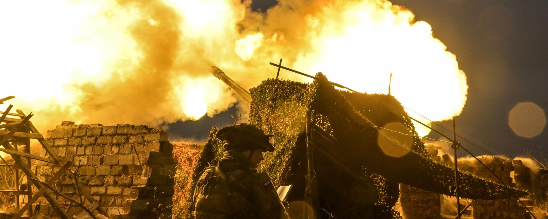 Russian servicemen of the Tsentr Group of Forces fire a Giatsint-S self-propelled howitzer towards Ukrainian positions in the Krasnoarmeysk (Pokrovsk) sector of the frontline amid Russia's military operation in Ukraine. - Sputnik International, 1920, 19.09.2026