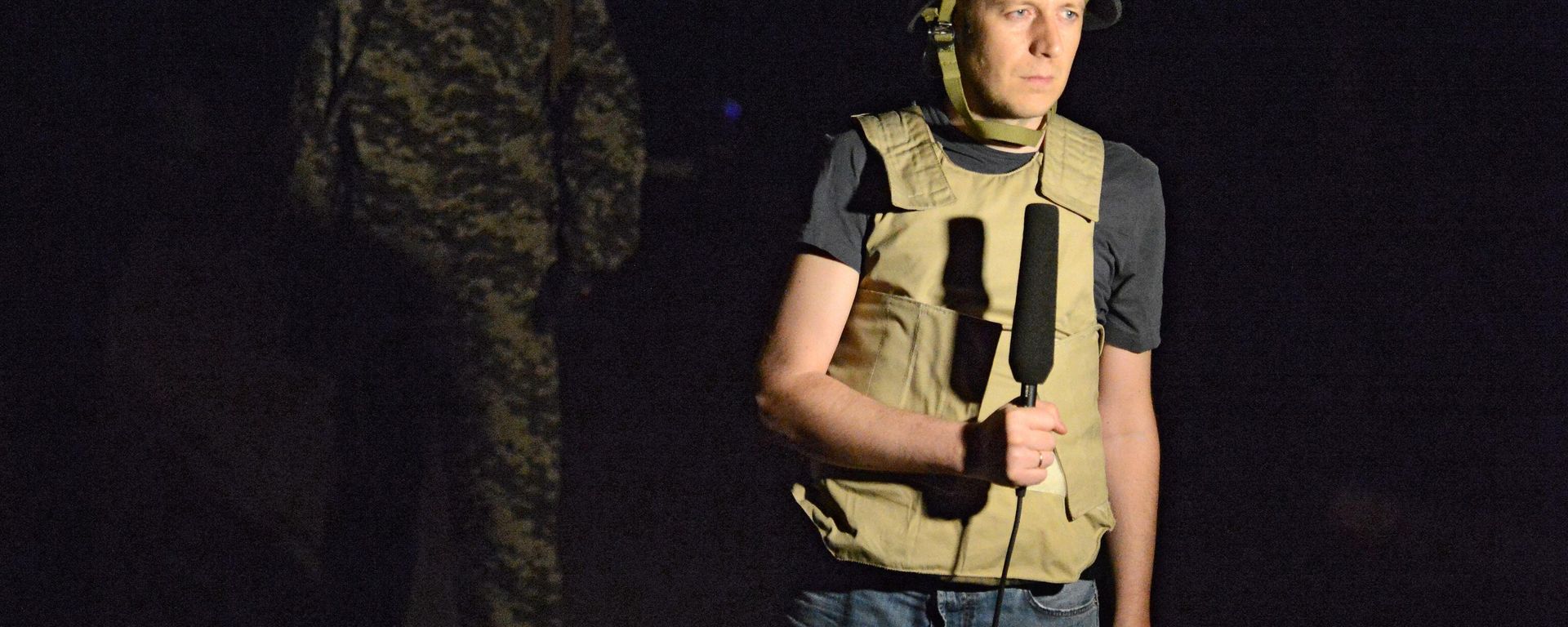 VGRTK correspondent Igor Kornelyuk reporting from Lugansk. (Archive photo). The journalist was heavily wounded during mortar shelling in the village of Metallist and died of injuries in a Lugansk hospital. VGRTK correspondent Igor Kornelyuk reporting from Lugansk. (Archive photo). The journalist was heavily wounded during mortar shelling in the village of Metallist and died of injuries in a Lugansk hospital. - Sputnik International, 1920, 15.11.2024
