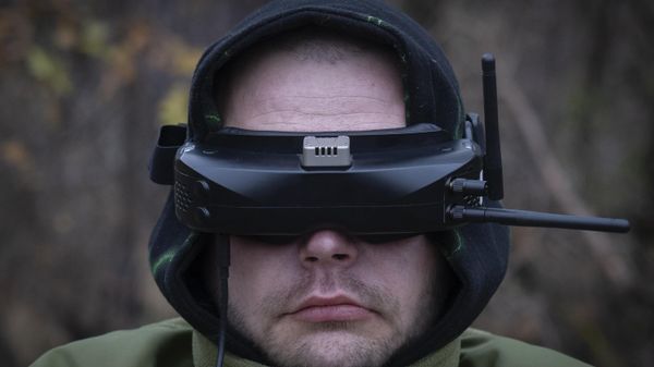 A soldier of Ukraine's 57th motorized brigade operates an FPV drone on the front line in the Kharkov region, Ukraine, Thursday, Nov. 7, 2024.  - Sputnik International