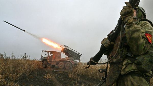 Russia's Tsentr Battlegroup personnel fire a BM-21 Grad multiple rocket launcher toward Ukrainian positions in the Krasnoarmeysk sector, as Russia's military operation continues - Sputnik International