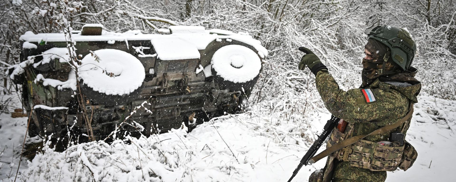 Russian forces operating in Kursk region inspect abandoned enemy armored vehicle. November 14, 2024. - Sputnik International, 1920, 20.01.2025