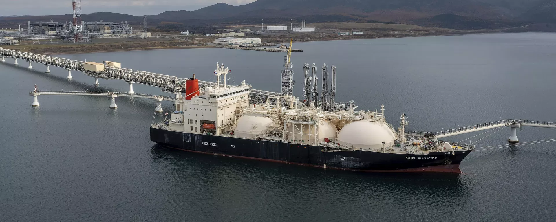 The tanker Sun Arrows loads its cargo of liquefied natural gas from the Sakhalin-2 project in the port of Prigorodnoye, Russia, on Friday, Oct. 29, 2021 - Sputnik International, 1920, 23.10.2026