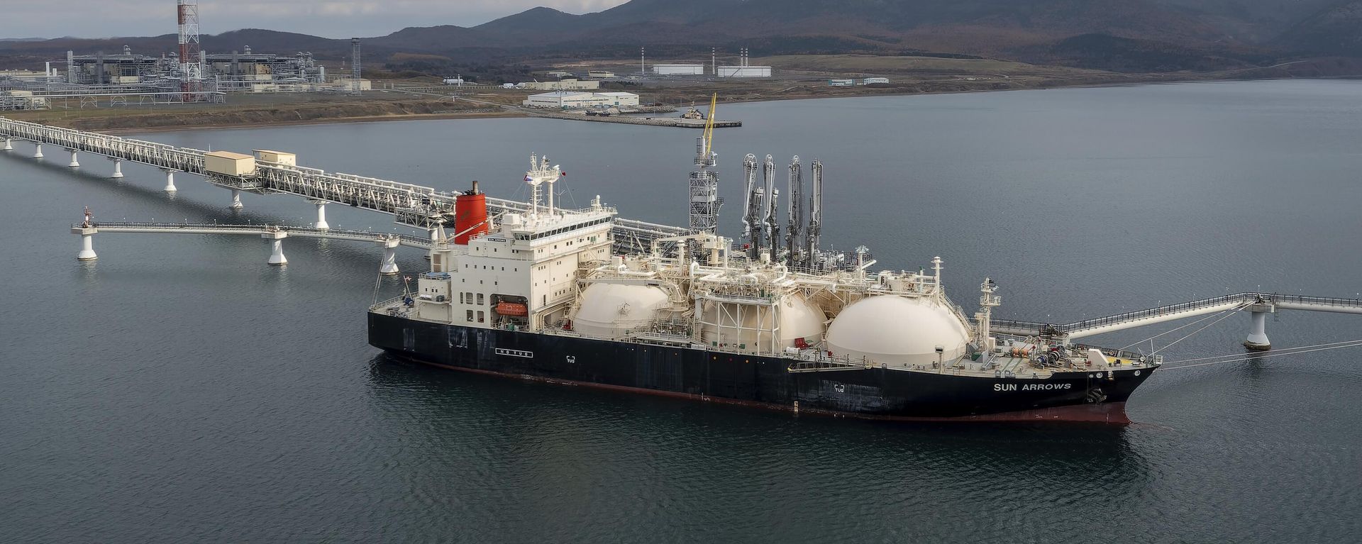 The tanker Sun Arrows loads its cargo of liquefied natural gas from the Sakhalin-2 project in the port of Prigorodnoye, Russia, on Friday, Oct. 29, 2021 - Sputnik International, 1920, 21.11.2024
