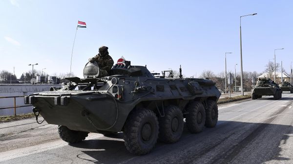 Hungarian armoured personnel carriers are seen as army deploy troops close to the Hungarian - Ukrainian border, in Vasarosnameny, Hungary, Friday, Feb 25, 2022 - Sputnik International