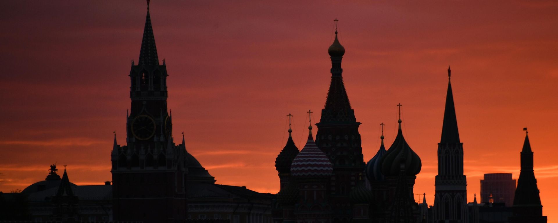 Sunset over Saint Basil's Cathedral and Spasskaya Tower in Moscow, Russia. Sunset over Saint Basil's Cathedral and Spasskaya Tower in Moscow, Russia. - Sputnik International, 1920, 22.11.2024