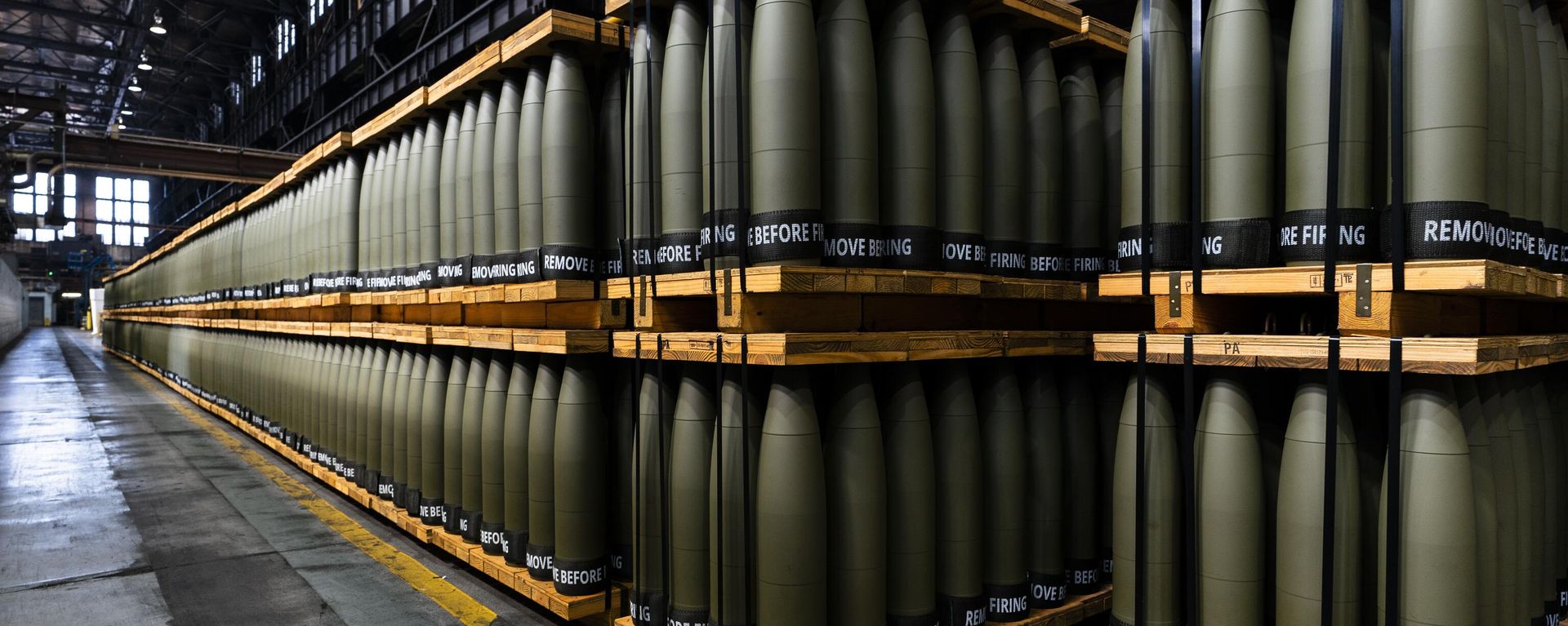155 mm M795 artillery projectiles are stored for shipping to other facilities to complete the manufacturing process at the Scranton Army Ammunition Plant in Scranton, Pa., Thursday, April 13, 2023 - Sputnik International, 1920, 09.12.2025