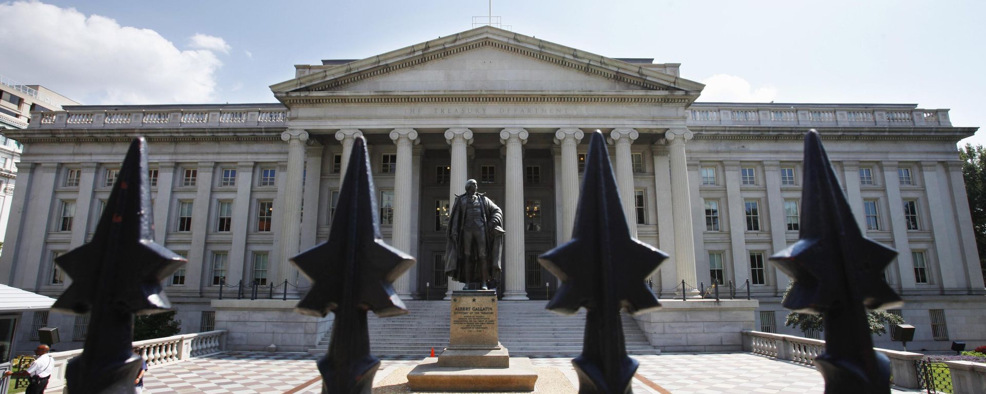 A statue of former Treasury Secretary Albert Gallatin stands outside the Treasury Building in Washington. A statue of former Treasury Secretary Albert Gallatin stands outside the Treasury Building in Washington. - Sputnik International, 1920, 24.11.2024