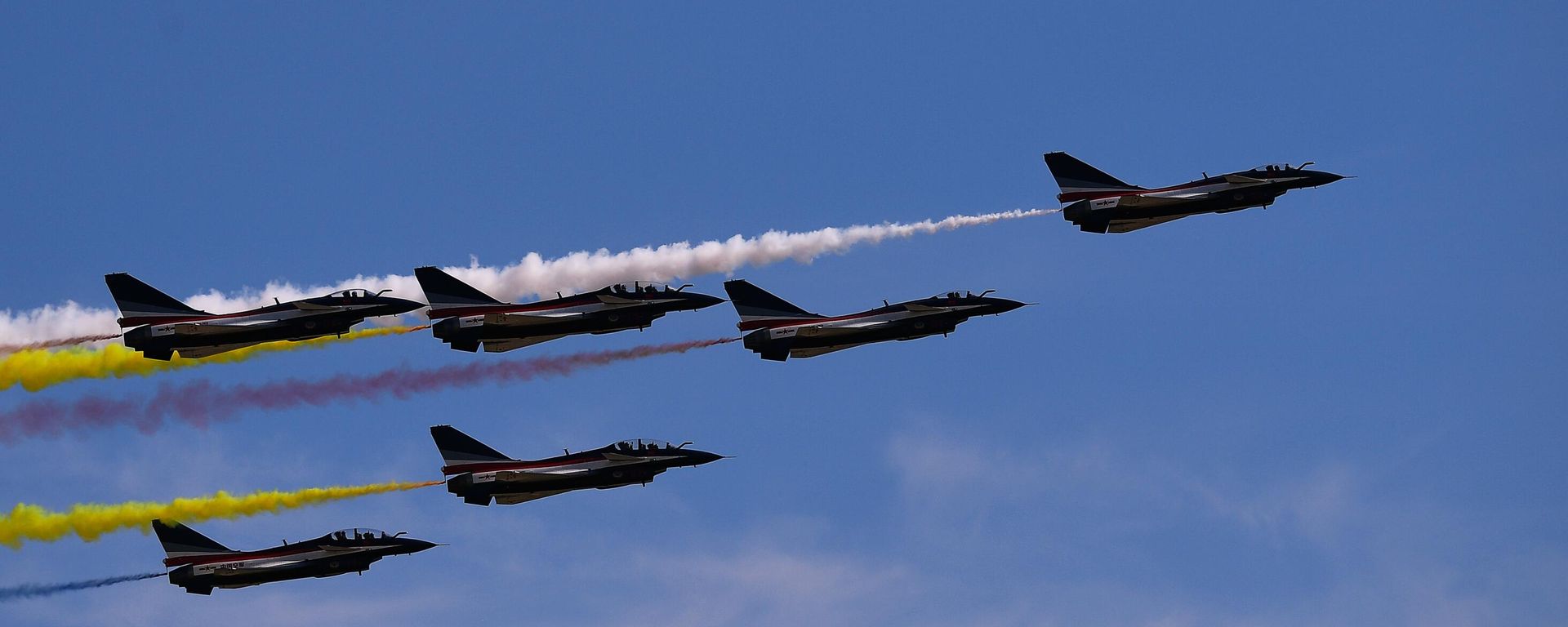 China's August 1st aerobatic team flies J-10 fourth-generation multirole fighter jets at the closing ceremony of the 2018 Army International Military Technical Forum China's August 1st aerobatic team flies J-10 fourth-generation multirole fighter jets at the closing ceremony of the 2018 Army International Military Technical Forum - Sputnik International, 1920, 01.12.2024