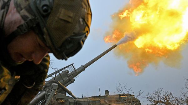Russian servicemen of the Tsentr group of forces fire a 2S7 Malka self-propelled howitzer towards Ukrainian positions in the Krasnoarmeysk (Pokrovsk) sector of the frontline amid Russia's military operation in Ukraine. - Sputnik International