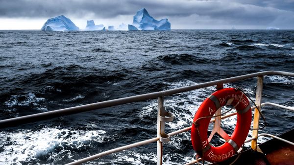Icebergs are seen not far from Alexander I Island from the deck of the Russian oceanographic research vessel Admiral Vladimirsky during an expedition to the shores of Antarctica. - Sputnik International