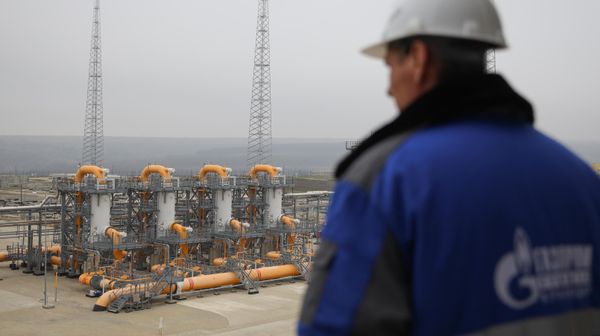 An employee looks over at Kazachya gas compressor station, a facility of Gazprom's TurkStream gas pipeline, in Krasnodar region, Russia. - Sputnik International