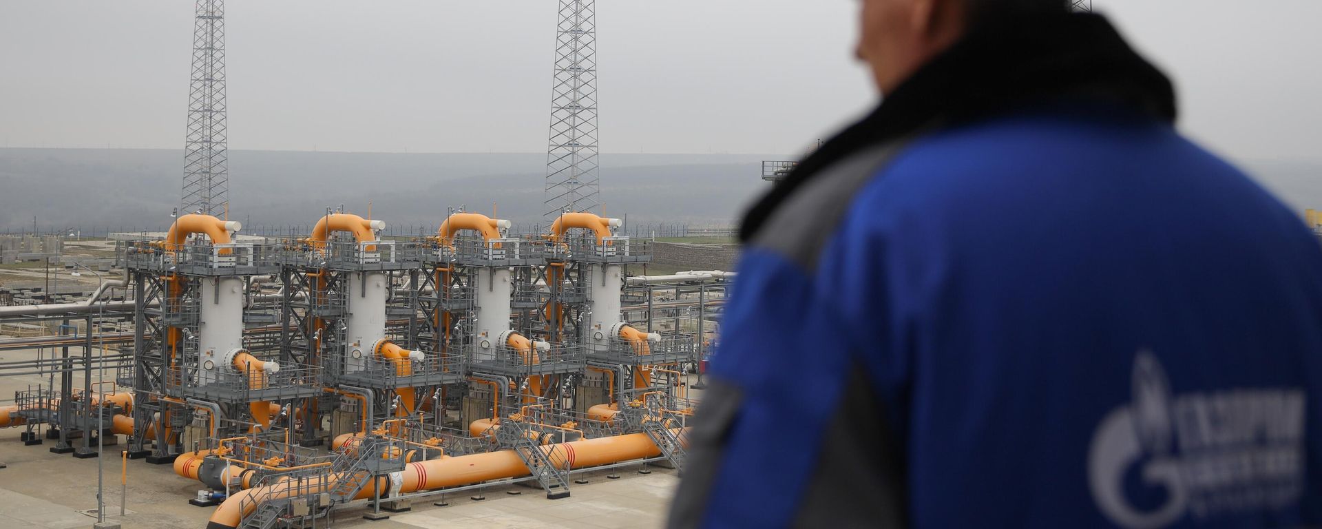 An employee looks over at Kazachya gas compressor station, a facility of Gazprom's TurkStream gas pipeline, in Krasnodar region, Russia. An employee looks over at Kazachya gas compressor station, a facility of Gazprom's TurkStream gas pipeline, in Krasnodar region, Russia. - Sputnik International, 1920, 12.12.2024