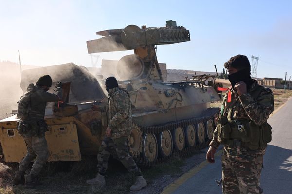 Armed opposition groups use heavy weapons against Bashar al-Assad's forces at Shaykh Najjar in Aleppo. - Sputnik International
