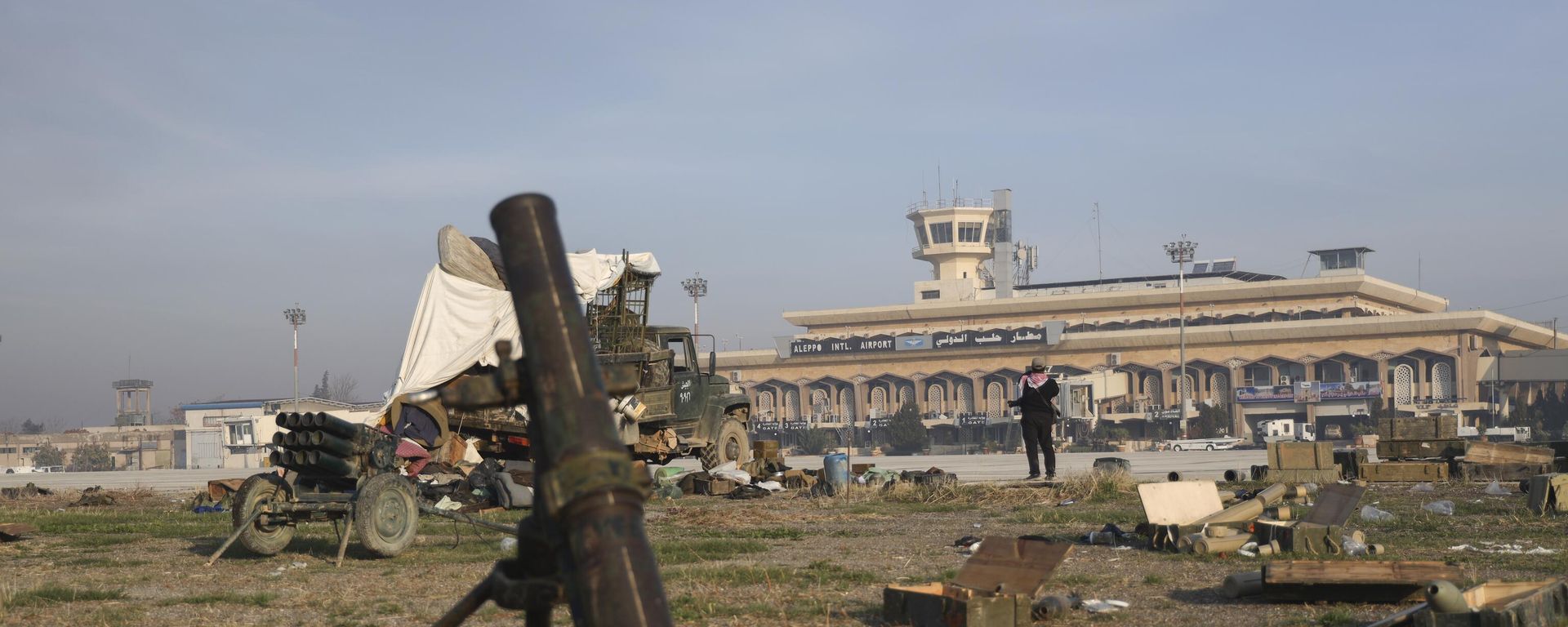 Военная техника возле аэропорта в Алеппо, после взятия его под контроль боевиками сирийской оппозиции - Sputnik International, 1920, 17.07.2025