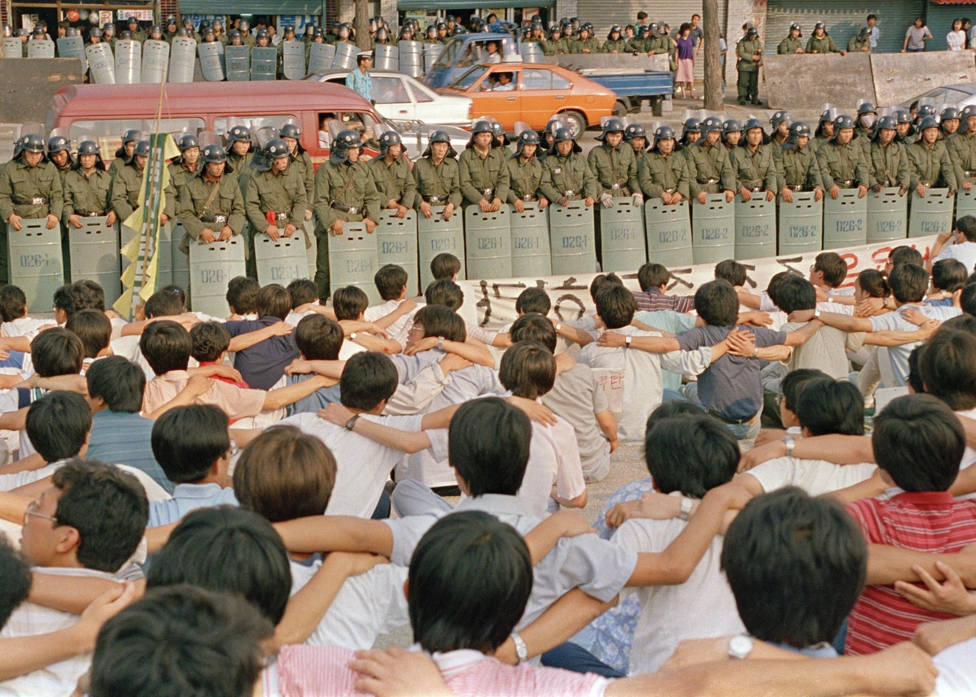 Students of Korea University in Seoul are encircled by riot police during an anti-government rally, June 17, 1987. Demonstrations across the country ultimately forced the military junta to relinquish power. Students of Korea University in Seoul are encircled by riot police during an anti-government rally, June 17, 1987. Demonstrations across the country ultimately forced the military junta to relinquish power. - Sputnik International, 1920, 03.12.2024