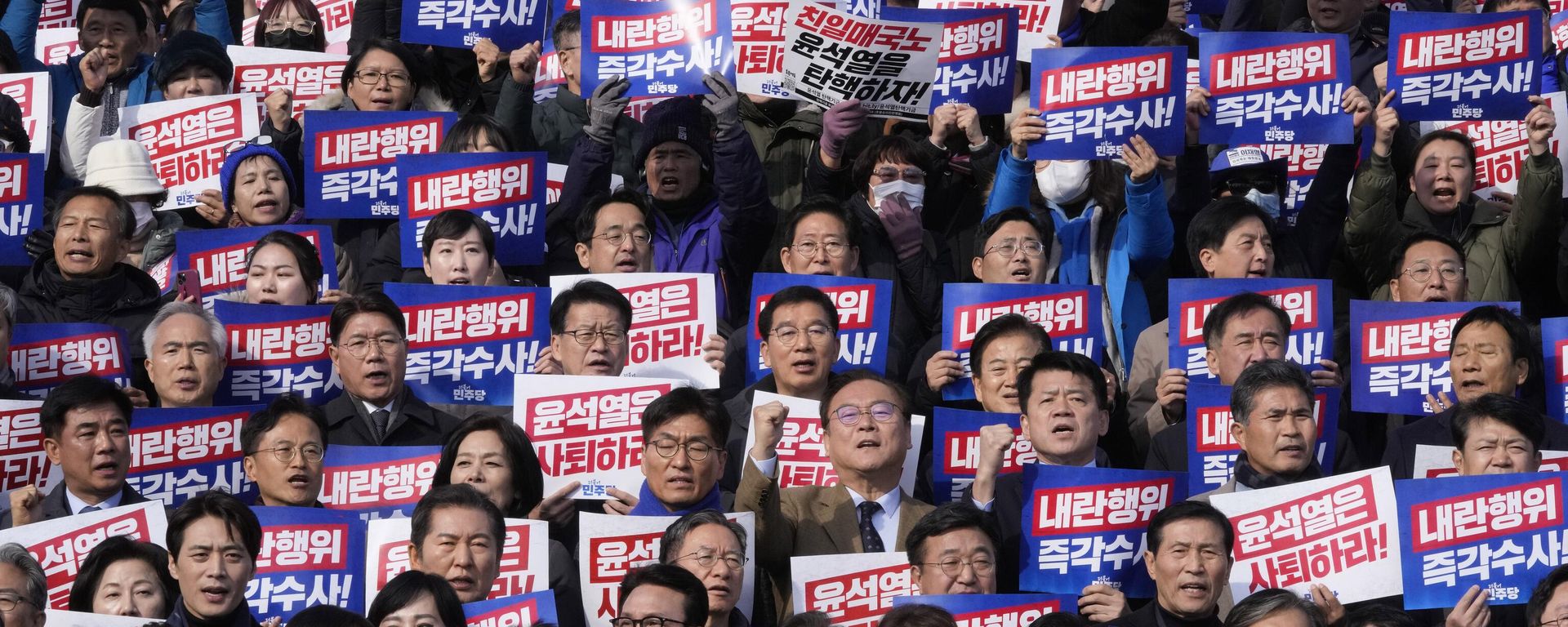 South Korea's main opposition Democratic Party leader Lee Jae-myung, bottom center, shout slogans during a rally against President Yoon Suk Yeol at the National Assembly in Seoul, South Korea, Wednesday, Dec. 4, 2024. The signs read Yoon Suk Yeol should resign. South Korea's main opposition Democratic Party leader Lee Jae-myung, bottom center, shout slogans during a rally against President Yoon Suk Yeol at the National Assembly in Seoul, South Korea, Wednesday, Dec. 4, 2024. The signs read Yoon Suk Yeol should resign. - Sputnik International, 1920, 04.12.2024