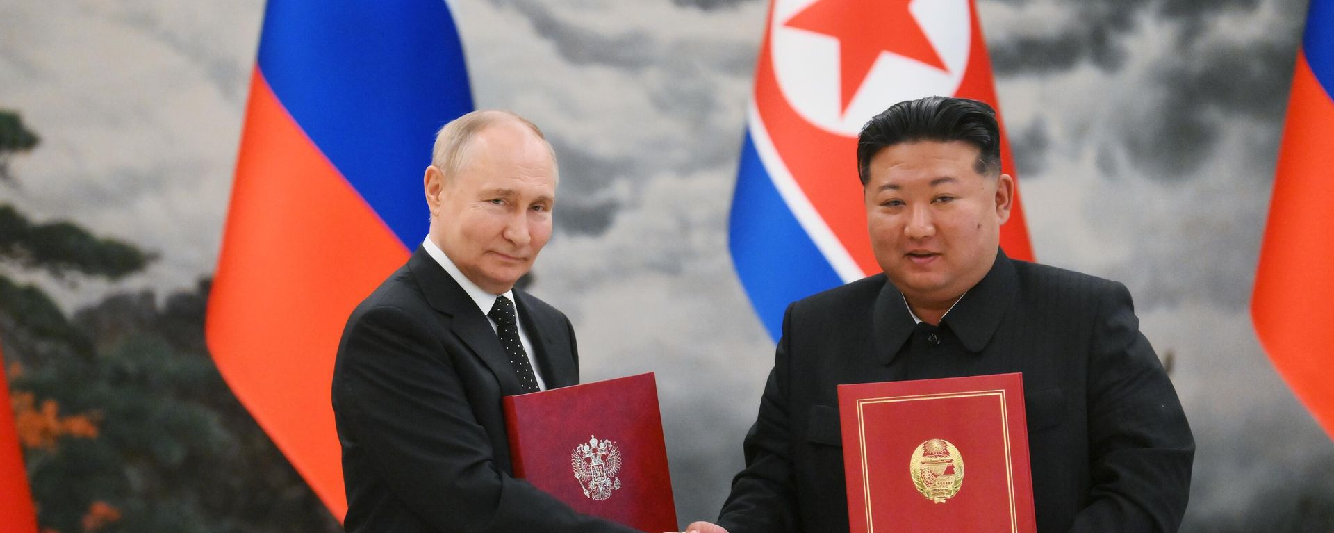 Russian President Vladimir Putin and North Korean leader Kim Jong-un attend a reception at the Mongnangwan Reception House in Pyongyang, North Korea, June 19, 2024 - Sputnik International, 1920, 14.11.2025