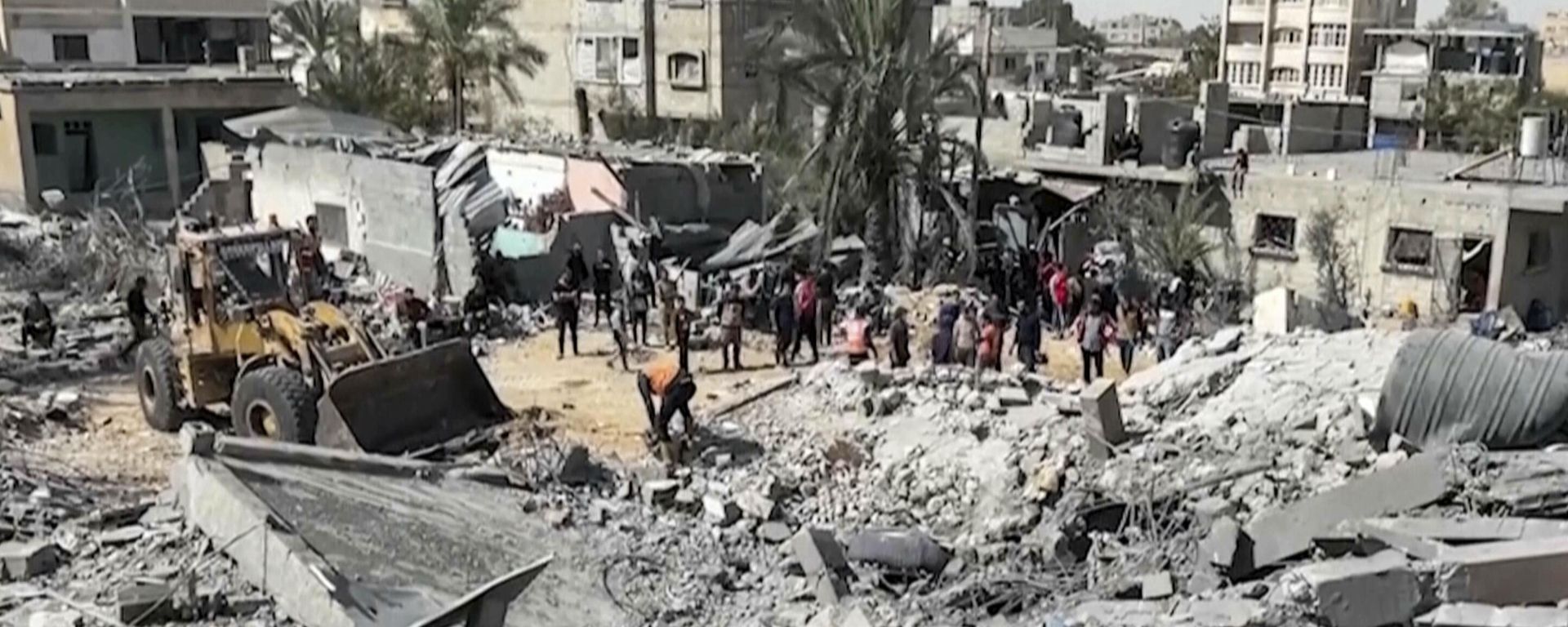 Palestinians gather near a building destroyed by Israeli airstrikes in the city of Khan Younis, southern Gaza Strip, Friday, Oct. 25, 2024.  - Sputnik International, 1920, 18.11.2025