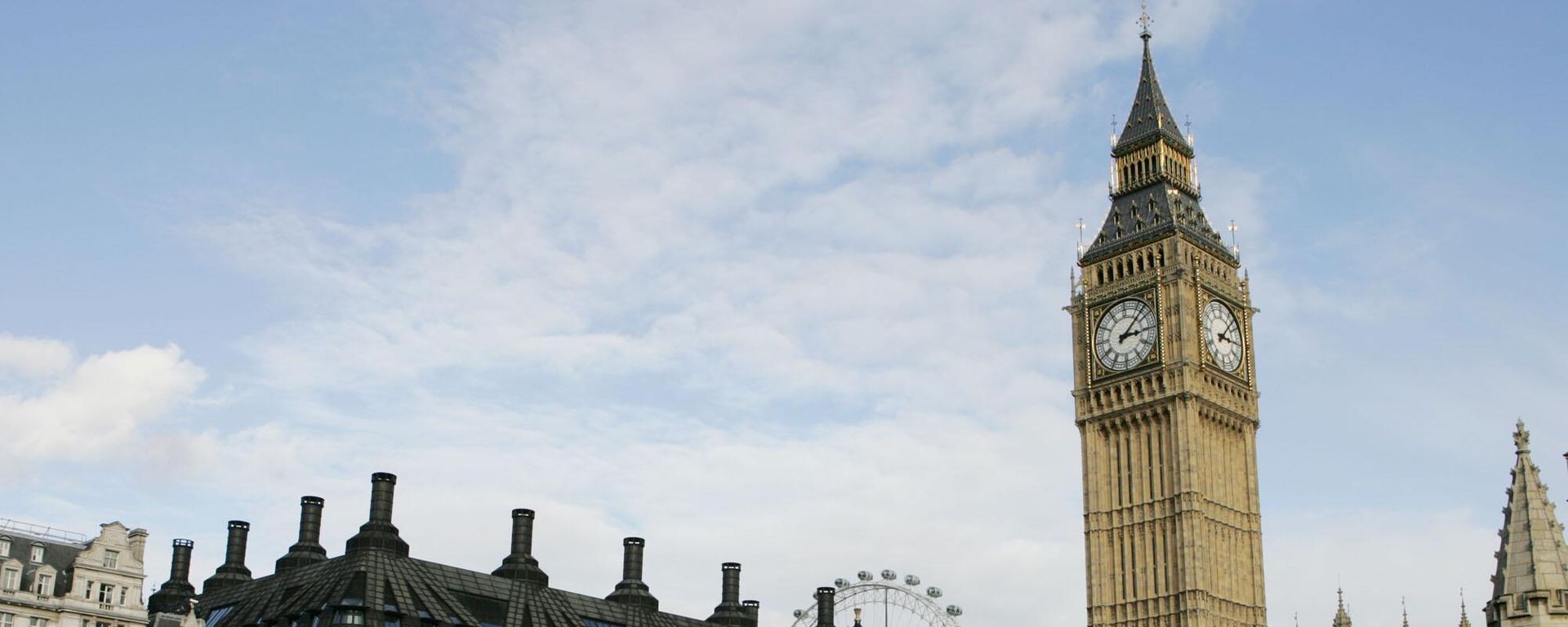 An overview picture showing traffic passing by the Houses of Parliament in London, Monday Oct. 25, 2004.  - Sputnik International, 1920, 15.01.2025