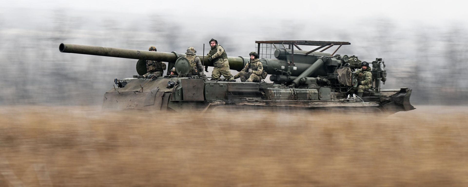 Russian servicemen of the Tsentr Battlegroup of forces ride on a 2S7 Malka self-propelled howitzer towards Ukrainian positions near Krasnoarmeysk Russian servicemen of the Tsentr Battlegroup of forces ride on a 2S7 Malka self-propelled howitzer towards Ukrainian positions near Krasnoarmeysk - Sputnik International, 1920, 26.12.2024