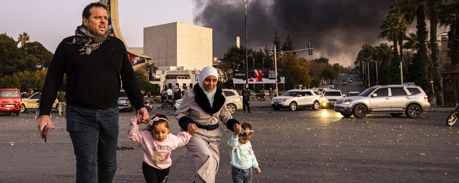 Smoke billows as people arrive to celebrate the fall of the Syrian government, in Damascus Smoke billows as people arrive to celebrate the fall of the Syrian government, in Damascus - Sputnik International, 1920, 09.12.2024
