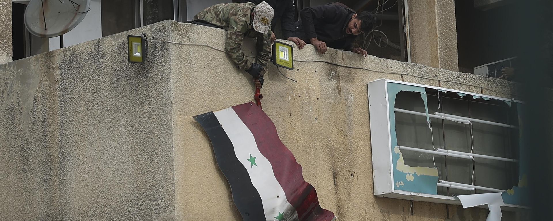 Syrian opposition fighters remove a government Syrian flag from an official building in Salamiyah, east of Hama, Syria Syrian opposition fighters remove a government Syrian flag from an official building in Salamiyah, east of Hama, Syria - Sputnik International, 1920, 14.01.2025