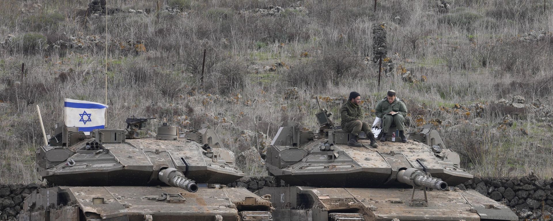Israeli soldiers sit atop an armoured vehicle near the so-called Alpha Line that separates the Israeli-occupied Golan Heights from Syria Saturday Dec. 7, 2024. Israeli soldiers sit atop an armoured vehicle near the so-called Alpha Line that separates the Israeli-occupied Golan Heights from Syria Saturday Dec. 7, 2024. - Sputnik International, 1920, 17.01.2025