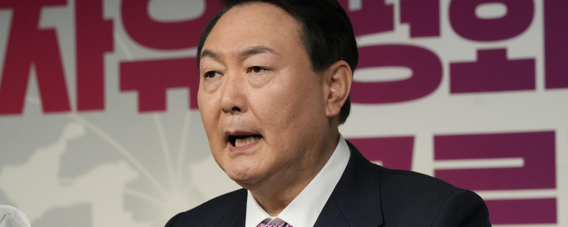 Yoon Suk-yeol, the presidential candidate of the main opposition People Power Party, speaks during a press conference at the party's headquarters in Seoul, South Korea Monday, Jan. 24, 2022. Yoon Suk-yeol, the presidential candidate of the main opposition People Power Party, speaks during a press conference at the party's headquarters in Seoul, South Korea Monday, Jan. 24, 2022. - Sputnik International, 1920, 12.12.2024