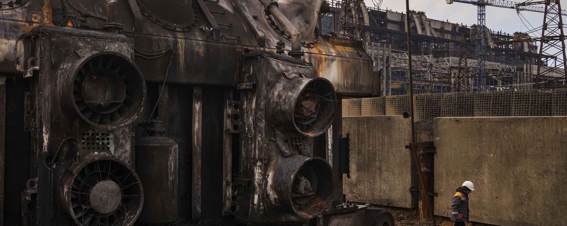A worker walks in front of a transformer which was destroyed after a recent Russian missile attack at DTEK's power plant in Ukraine, Nov. 28, 2024. - Sputnik International, 1920, 09.07.2026