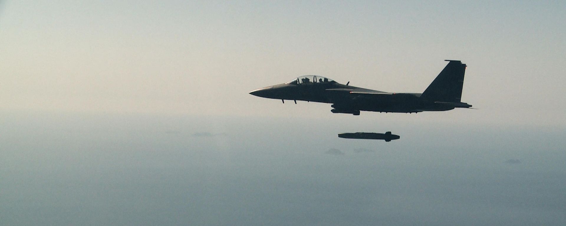 A fighter jet releases a Taurus missile - Sputnik International, 1920, 28.05.2025
