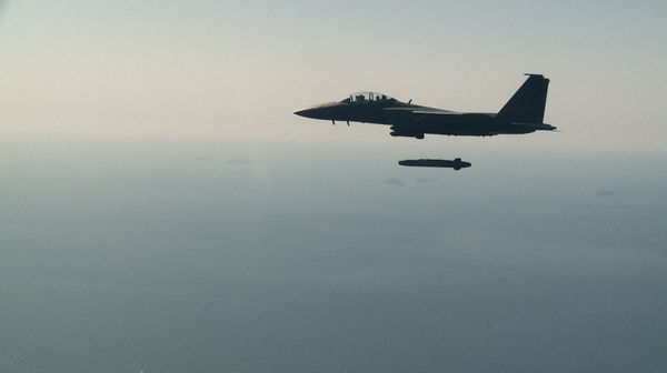 A fighter jet releases a Taurus missile - Sputnik International
