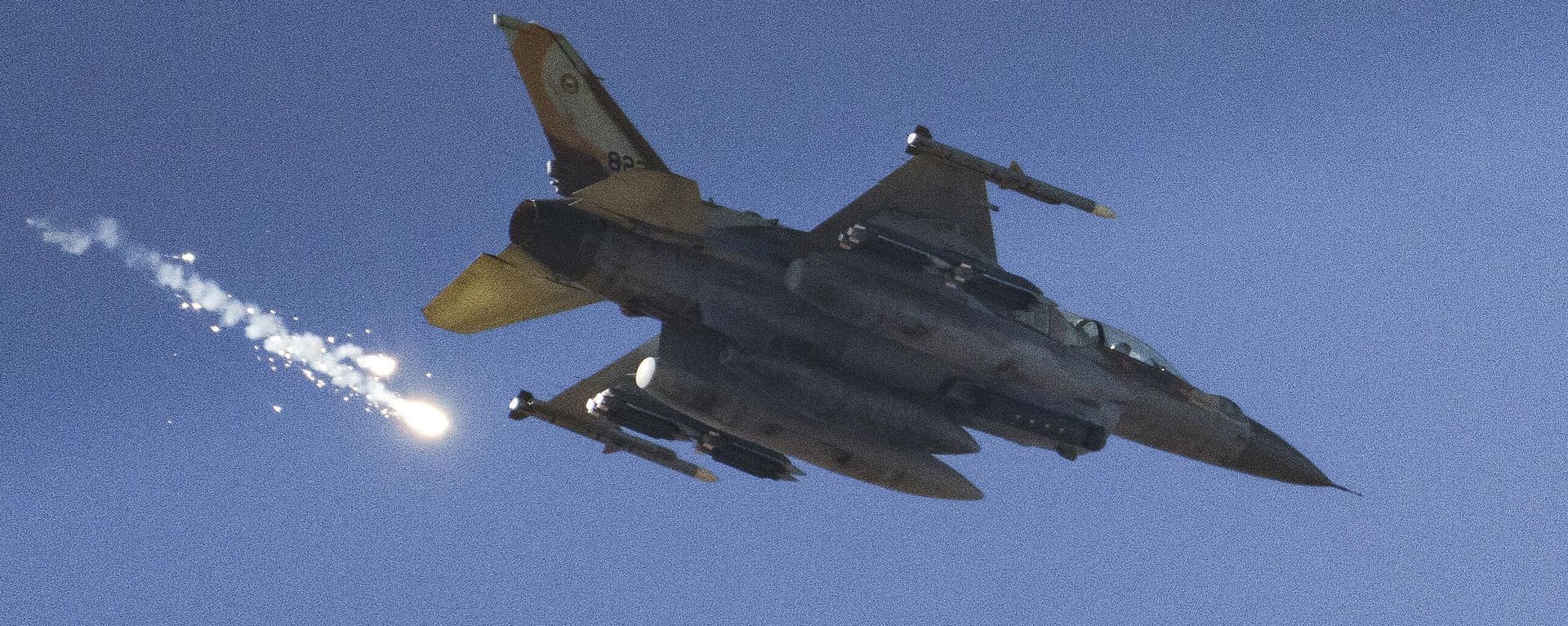An Israeli fighter jet releases flares as it flies over the Gaza Strip, as seen from southern Israel, Dec. 9, 2023. An Israeli fighter jet releases flares as it flies over the Gaza Strip, as seen from southern Israel, Dec. 9, 2023. - Sputnik International, 1920, 24.12.2024