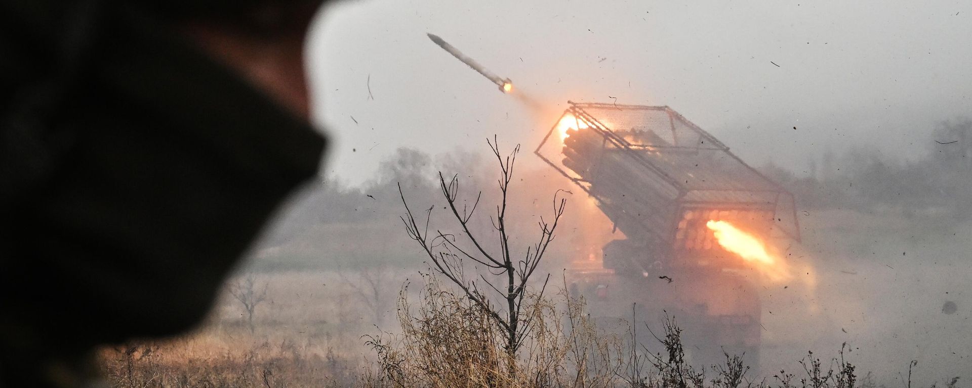 Russian servicemen of the Tsentr Battlegroup of forces fire a BM-21 Grad multiple rocket launcher towards Ukrainian positions in the Krasnoarmeysk sector of the frontline amid Russia's military operation in Ukraine. - Sputnik International, 1920, 11.02.2026