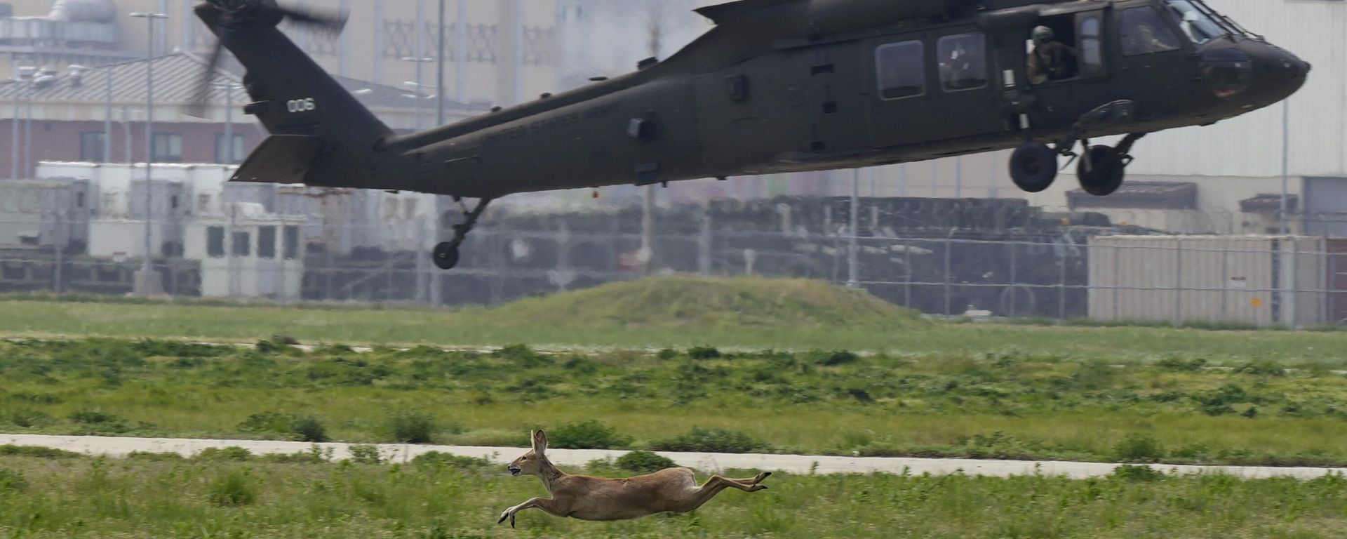 A Blackhawk UH-60 helicopter tries to land in an air assault and STX lanes during the best squad competition at Camp Humphreys in Pyeongtaek, South Korea, Thursday, May 4, 2023. T A Blackhawk UH-60 helicopter tries to land in an air assault and STX lanes during the best squad competition at Camp Humphreys in Pyeongtaek, South Korea, Thursday, May 4, 2023. T - Sputnik International, 1920, 16.12.2024