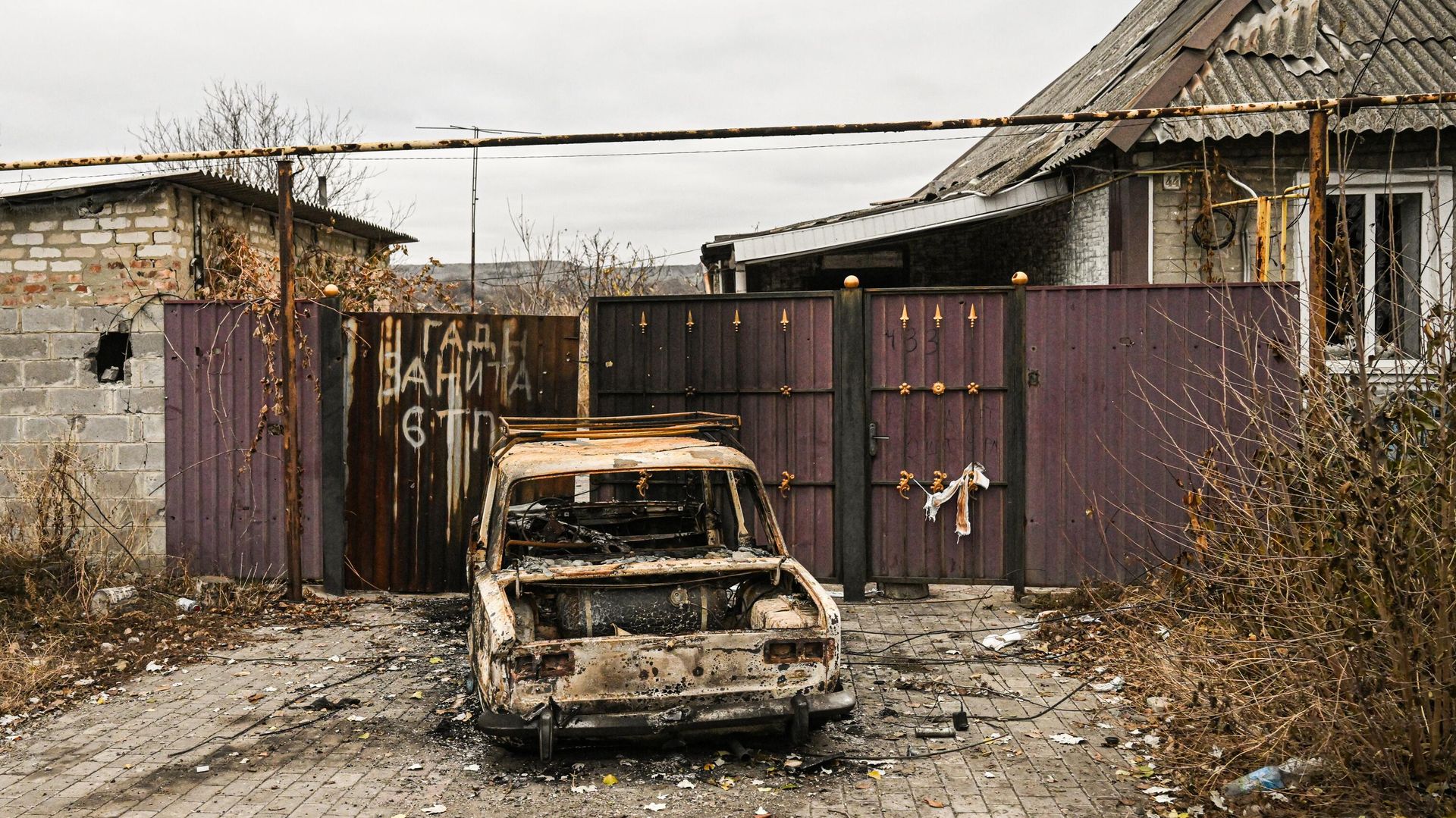 A view shows a burnt car next to a private house in the town of Selidovo A view shows a burnt car next to a private house in the town of Selidovo - Sputnik International, 1920, 17.12.2024