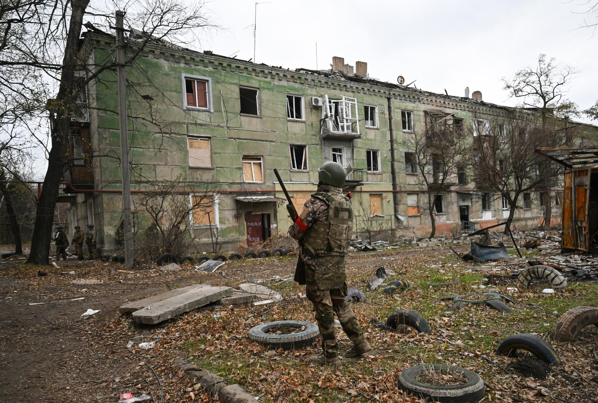 A Russian serviceman stands guard during a demining operation in the town of Selidovo A Russian serviceman stands guard during a demining operation in the town of Selidovo - Sputnik International, 1920, 17.12.2024