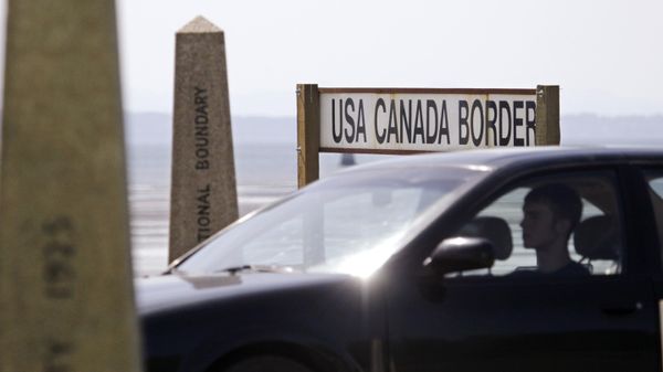 A driver headed toward the U.S. passes border markers Saturday, May 30, 2009, at the border crossing between the U.S. and Canada - Sputnik International