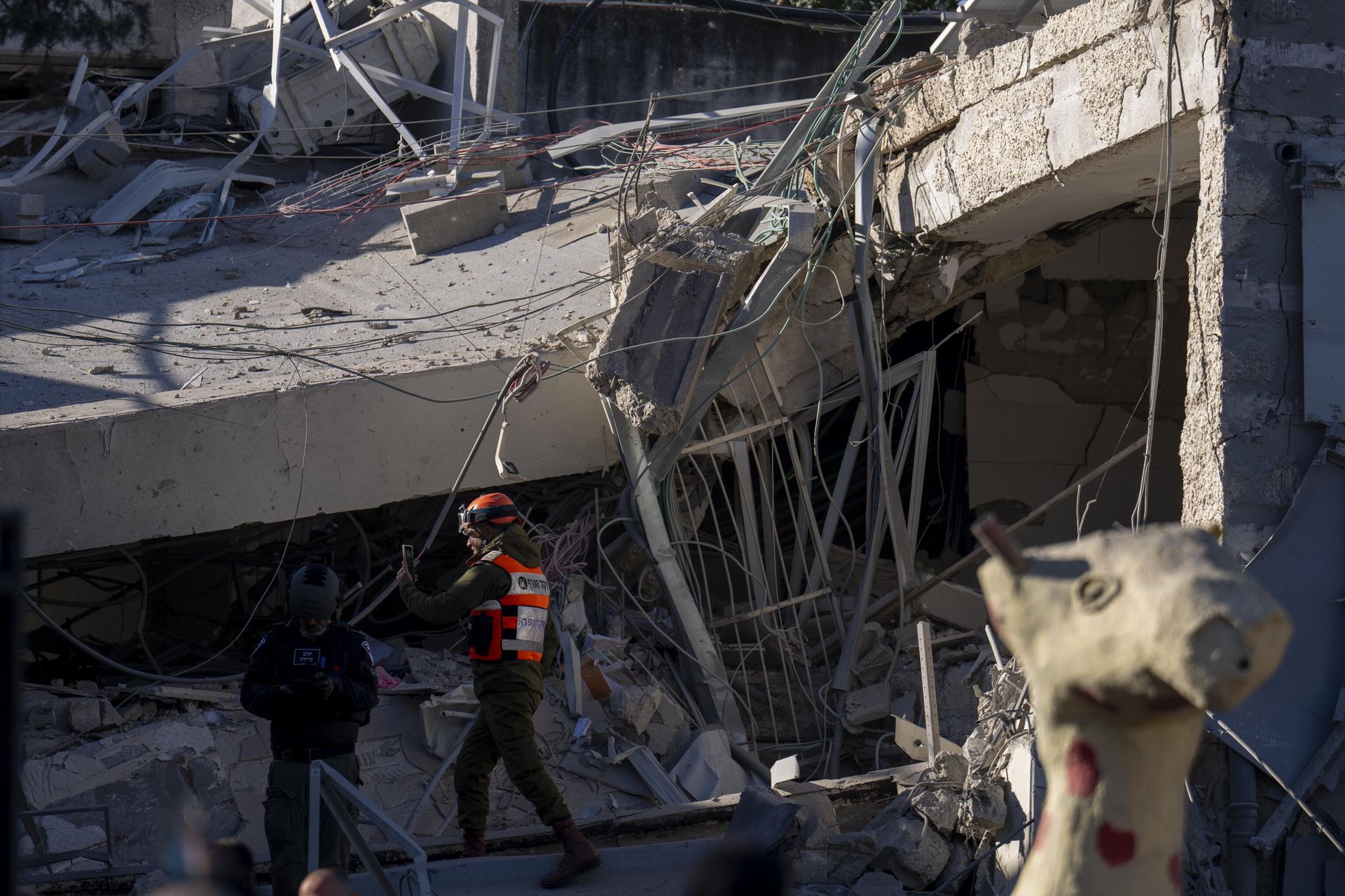An officer from the home front command military unit examines the damage after a large piece of shrapnel from Houthi missile collapsed a school building in Ramat Gan, a suburb of Tel Aviv, Israel, Thursday, Dec. 19, 2024. An officer from the home front command military unit examines the damage after a large piece of shrapnel from Houthi missile collapsed a school building in Ramat Gan, a suburb of Tel Aviv, Israel, Thursday, Dec. 19, 2024. - Sputnik International, 1920, 19.12.2024