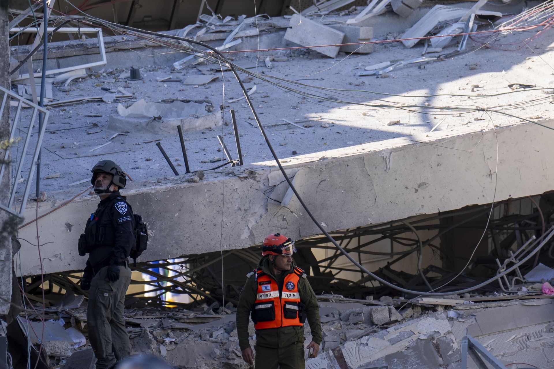 An officer from the home front command military unit and a policeman examine the damage after a large piece of shrapnel from Houthi missile collapsed a school building in Ramat Gan, a suburb of Tel Aviv, Israel, Thursday, Dec. 19, 2024. An officer from the home front command military unit and a policeman examine the damage after a large piece of shrapnel from Houthi missile collapsed a school building in Ramat Gan, a suburb of Tel Aviv, Israel, Thursday, Dec. 19, 2024. - Sputnik International, 1920, 19.12.2024